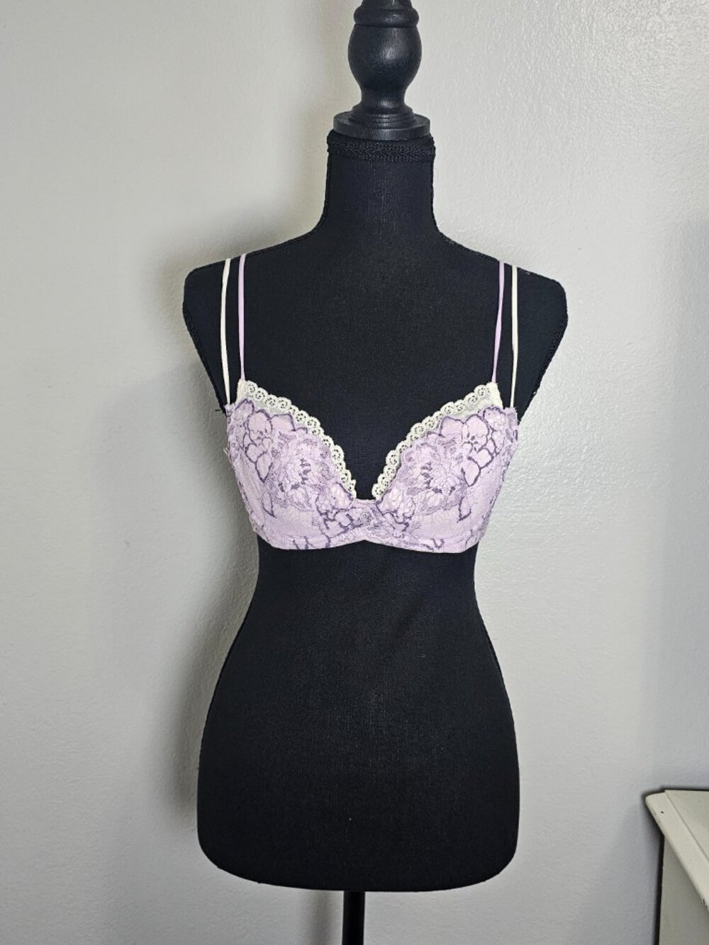 Triumph International Lavender Floral Lace Bra White Trim Size 34C (C75) - Picture 2 of 4